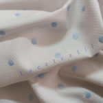 Piqué 24127 blanco con motas bordadas